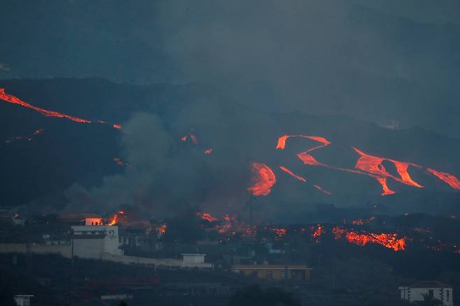 지난 17일 촬영된 용암이 흘러나오는 모습. 사진=로이터 연합뉴스