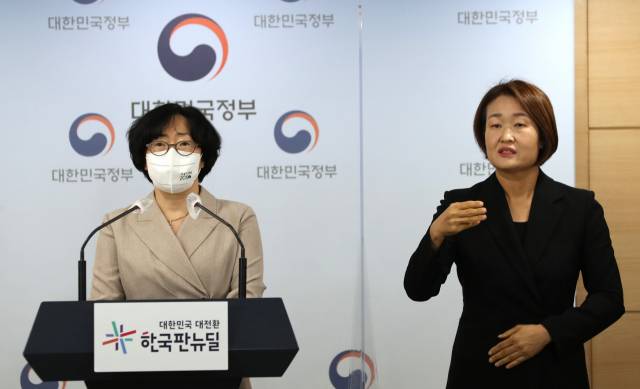 윤순진 2050 탄소중립위원회 공동위원장이 18일 정부서울청사에서 2050 탄소중립위원회 제2차 전체회의 결과를 브리핑하고 있다. /연합뉴스