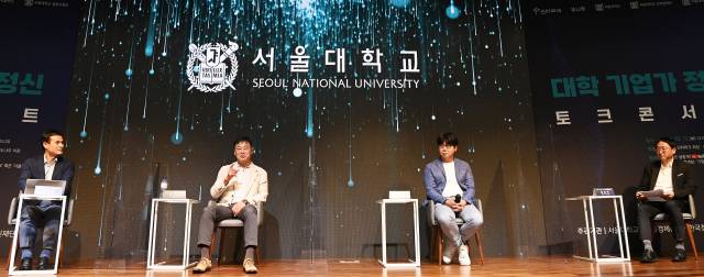 지난 12일 '제1회 대학기업가정신 토크콘서트' 서울대편에서 고광본(왼쪽부터) 서울경제신문 선임기자, 이기형 인터파크 회장, 송치형 두나무 이사회 의장, 홍용택 서울대학교 창업지원단장이 기업가 정신 활성화 방안에 관해 온·오프라인 참석자들과 토론하고 있다. /오승현 기자