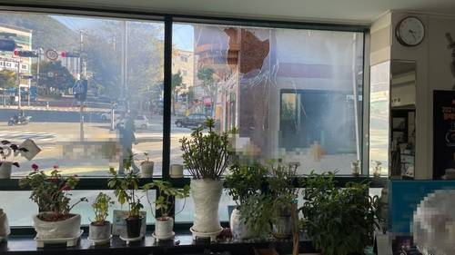 볼링공에 깨진 안경점 유리창 /부산경찰청 제공