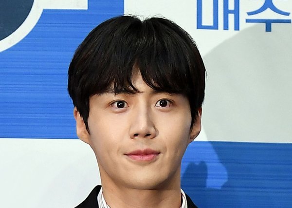 Earlier, Mr. A posted an article on Actor K on the community bulletin board under the domestic portal site on the 17th.Mr. A, who claims to have been in a relationship with Actor K, received a Forced Abortion from Actor K.According to Mr. A, the two dated from the beginning of last year (2020) to the middle of this year (summer).Mr. A claimed that he had no contraception when he stopped contraception because of his health, and that he informed Actor K of his pregnancy in July last year.Actor K. has committed to abort and marriage, citing billions of advertising damages. The problem is after Abortion.When the fetus disappeared, Actor K changed his attitude. Actor K showed emotional ups and downs as an excuse for his work and suddenly announced his separation at the end of May.It is impossible to have normal daily life in the image that comes out too differently on TV.I decided to write about it at all the risks that I had to tell my personal story as a woman, he said.Not only aftereffects of separation, but also his subhuman behavior, which demanded unilateral sacrifice because he was sensitive to the purpose of erasing precious babies and working on them, is a serious mental and physical trauma.If I did not write this, I would not be able to live a proper life in the shadow of the pain he gave me for the rest of my life. Mr. As claim demanded evidence online because Mr. A has already contained all the details that would specify Actor K.There are so many pictures that its not difficult to do that, because of legal reasons for not posting them right away, A said in a request for evidence. Im worried about whether to post a photo, but Ill think carefully.I have been suffering from guilt and pain for over a year, not because I have made it easy or made a decision. But Kim Seon-ho and his agency Salt Entertainment have not been in any position since the morning of the 18th, and half a day has passed since the report began, but there is no word for Katavuta.The Dong-A.com reporters contacted Kim Seon-ho directly, but they are silent. The agency officials are not willing to answer the phone.There are no dozens of replies and no action related to the position is shown.Meanwhile, Kim Seon-ho and those who have been waiting for their agencys response are sick. Some advertisers have stopped exposing some of Kim Seon-ho-related content.Some advertisers are told that they are preparing for a bigger response depending on the situation, as are the production companies and production crews who cast Kim Seon-ho.I have to follow up on any position, but I can not do anything at present. I am just waiting for my position.Other performers of the TVN Saturday drama Gat Village Cha Cha Cha (directed by Yoo Je-won, a play by Shin Ha-eun) who ended on the 17th are also sick.As it turns out, Kim Seon-ho will conduct a media interview on Tuesday, with other actors scheduled for the interview.It is not easy to miss the Kim Seon-ho story, which has Acted the character of Hong Doo-sik, the Hongbangjang, all over the work, even if Kim Seon-ho avoids the name.It is a situation that is simply a matter of public affairs. As the position that I would have wanted to say a few words, whether it is true or not, is delayed, Kim Seon-ho and his agency are looking at the child.It is not their fault, but they have to be noticed. This is the worst way to deal with the poor position that hurts others, leaving the truth of the suspicion.Already in the industry, Kim Seon-ho and his agencys incompetent handling are on the lips.