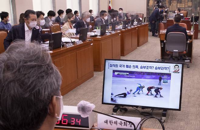 이기흥 대한체육회장이 12일 국회 문화체육관광위원회의 대한체육회, 국민체육진흥공단 등에 대한 국정감사에서 쇼트트랙 국가대표 심석희 선수 관련 질의에 답변하고 있다(사진은 기사와 관련 없음). 국회사진기자단
