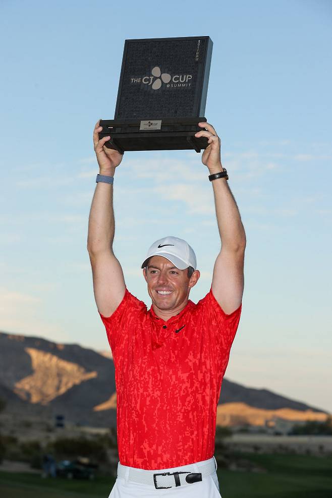 로리 매킬로이가 18일 미국 네바다주 라스베이거스 더 서밋 클럽에서 열린 PGA 투어 더 CJ컵 최종라운드에서 역전 우승을 차지한 뒤 한글이 새겨진 금속활자 모양의 트로피를 번쩍 치켜들며 기뻐하고 있다. ㅣ게티이미지