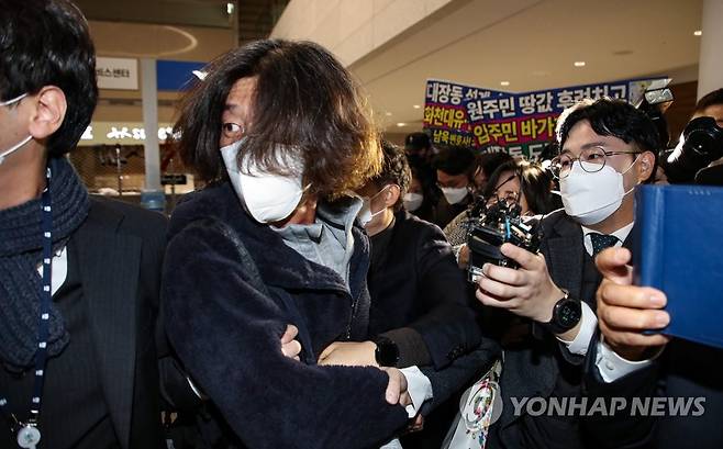 '대장동 키맨' 남욱, 인천공항에서 체포 (영종도=연합뉴스) 황광모 기자 = 미국에 체류 중이던 대장동 개발 로비·특혜 의혹의 핵심 인물 남욱 변호사가 18일 오전 인천국제공항 제2여객터미널로 귀국해 검찰에 체포된 뒤 서울중앙지검으로 압송되고 있다. 2021.10.18 hkmpooh@yna.co.kr