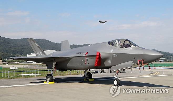 활주로에 전시된 F-35A (성남=연합뉴스) 김도훈 기자 = 18일 경기도 성남 서울공항에서 열린 '서울 국제항공우주 및 방위산업 전시회 2021'(서울 ADEX) 프레스데이 행사에 F-35A 전투기가 전시돼 있다.
    이번 전시회에는 역대 최대규모인 28개국에서 440개 업체가 참가했으며 19∼22일은 산·학·연·군 등 관련 분야 종사자 등이, 23일에는 일반인들이 입장할 수 있다. 2021.10.18 superdoo82@yna.co.kr
