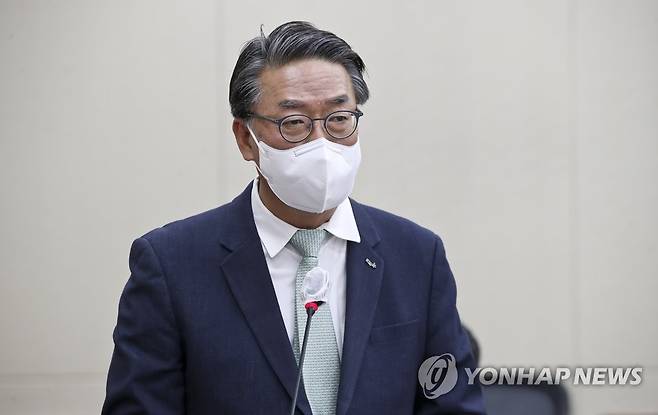 업무보고 하는 이명호 한국예탁결제원 사장 (서울=연합뉴스) 안정원 기자 = 이명호 한국예탁결제원 사장이 18일 서울 여의도 국회에서 열린 정무위원회의 예금보험공사 등에 대한 국정감사에서 업무보고를 하고 있다. 2021.10.18 [국회사진기자단] jeong@yna.co.kr