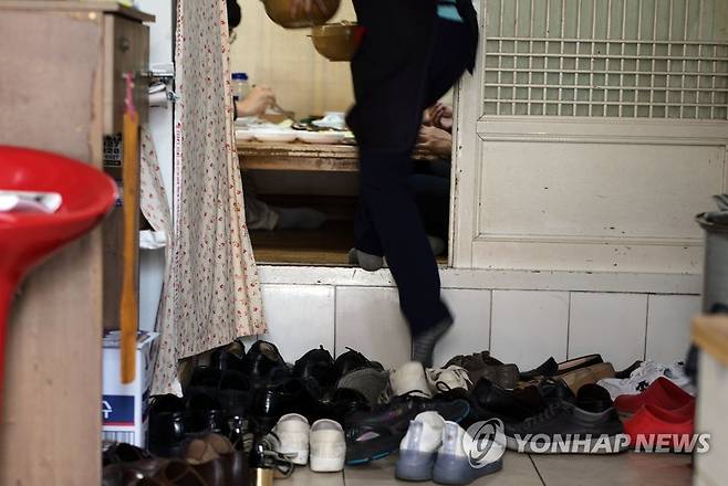 비수도권 사적 모임 최대 10명…식당가 북적북적 [연합뉴스 자료사진]