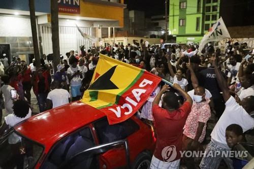 17일 수도 프라이아에서 환호하는 네베스 대통령 당선인 지지자들  [EPA 연합뉴스]