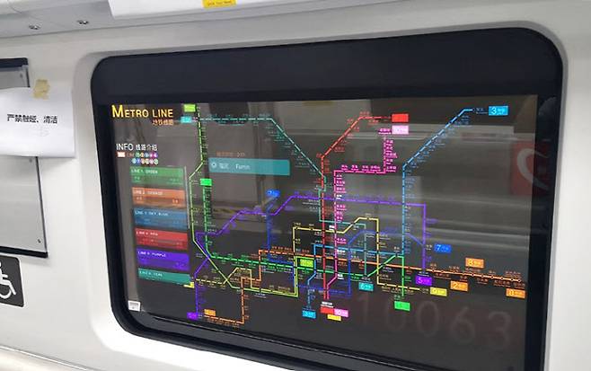 지난해 중국 선전 지하철에 설치된 LG디스플레이 55인치 투명 OLED에 표기된 지하철 노선도.(사진=LG디스플레이)