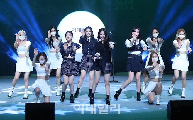 ‘제8회 이데일리문화대상’ 시상식이 19일 오후 서울 종로구 세종문화회관에서 열렸다. 걸그룹 브레이브걸스가 축하공연을 하고 있다.(사진=노진환 기자)