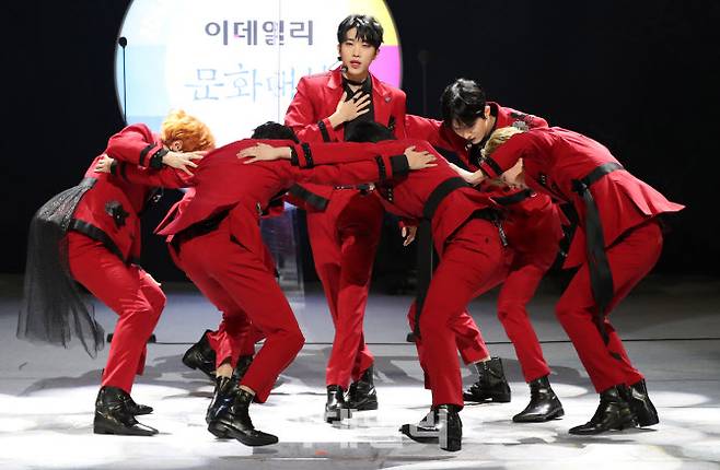 그룹 킹덤이 19일 오후 서울 종로구 세종문화회관에서 열린 ‘제8회 이데일리 문화대상’에서 멋진 무대를 선보이고 있다.(사진=방인권 기자)