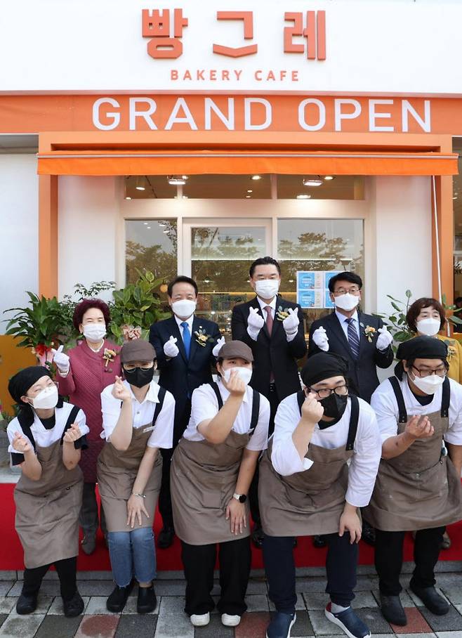 ▲하이트진로는 19일 광주광역시, 광주동구지역자활센터와 함께 베이커리 카페 빵그레 2호점의 정식 오픈을 알리는 개소식을 진행했다. (사진=하이트진로)