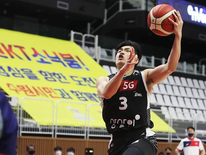 수원 KT 정성우가 18일 경기도 서수원칠보체육관에서 열린 프로농구 수원 KT 소닉붐과 고양 오리온 오리온스의 경기에서 슛을 하고 있다. (수원=연합뉴스)