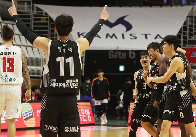 KT 김동욱이 18일 경기도 서수원칠보체육관에서 열린 프로농구 수원 KT 소닉붐과 고양 오리온 오리온스의 경기에서 3점 슛을 성공시킨&nbsp; 동료들과 기뻐하고 있다. (수원=연합뉴스)