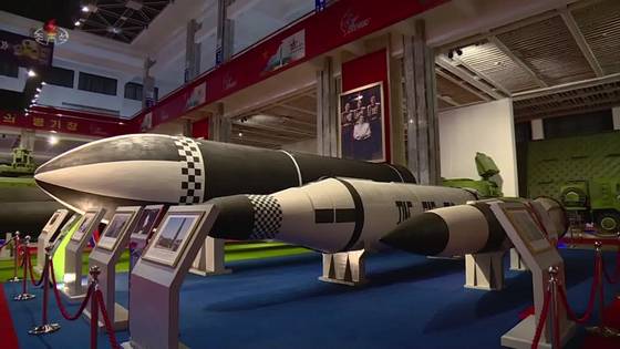 북한이 지난 12일 개최한 국방발전전람회 '발전-2021'에서 크기가 다른 잠수함발사탄도미사일(SLBM)들을 선보이고 있다. 〈출처=조선중앙TV〉