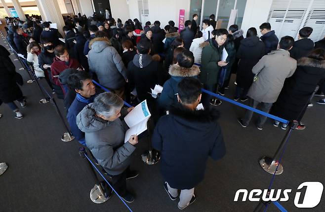 견본주택에 줄 지은 사람들.(사진은 기사 내용과 무관함) / 뉴스1 © News1