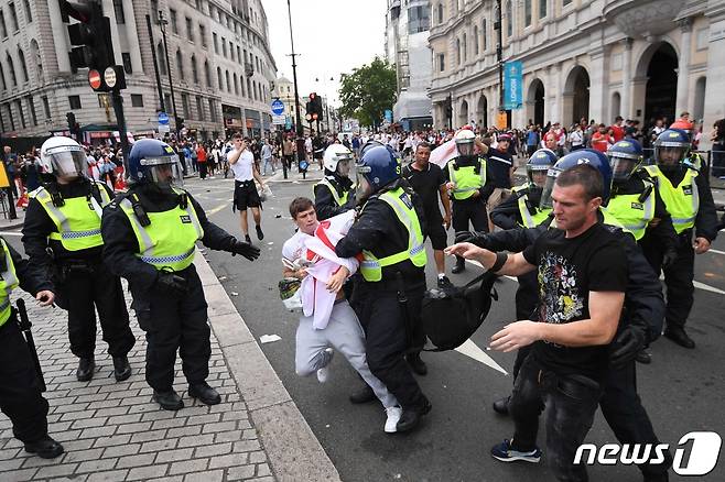 유로 2020 결승전 당시 난동을 부리는 팬을 진압하고 있는 경찰. © AFP=뉴스1