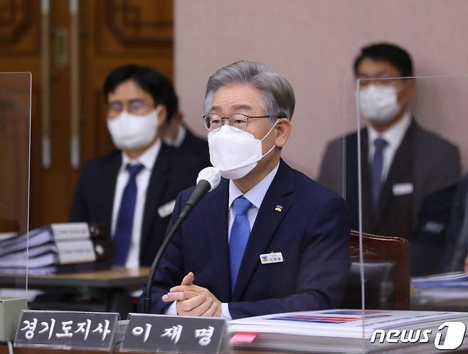 (수원=뉴스1) 진현권 기자,이상휼 기자 = 윤석열 전 검찰총장 장모가 양평 공흥지구에서 시행한 민간개발에 불법행정이 불거짐에 따라 경기도가 감사에 착수할 전망이다.이재명 경기도지사가 지난 18일 국회 행정안전위원회의 경기도 국정감사에서 "명백한 불법행정"이라며 지사 사퇴 전 감사지시를 내리겠다고 밝히고 나섰기 때문이다./뉴스1 © News1 김영운 기자