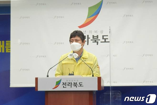 강영석 전북도 복지여성보건국장이 19일 전북도청 브리핑룸에서 코로나19 브리핑을 하고 있다.2021.10.19/© 뉴스1 이지선기자