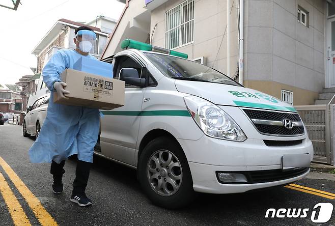 '인천형 코로나19 재택치료'가 시작하는 19일 오전 인천시 부평구 보건소 관계자가 재택치료 물품을 가정에 배달하고 있다.  2021.10.19/뉴스1 © News1 정진욱 기자