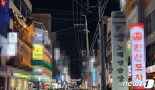거리두기 완화로 식당 등의 영업시간이 자정으로 늘어났지만 노래연습장 등 유흥시설의 영업시간은 여전히 오후 10시로 제한돼 노래방 간판에만 불이 꺼져 있다.  ©뉴스1