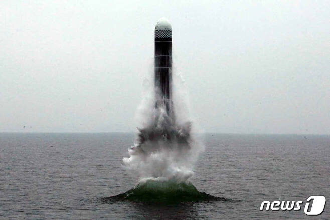 북한의 잠수함발사탄도미사일(SLBM) '북극성-3형' 시험발사. (뉴스1 DB)