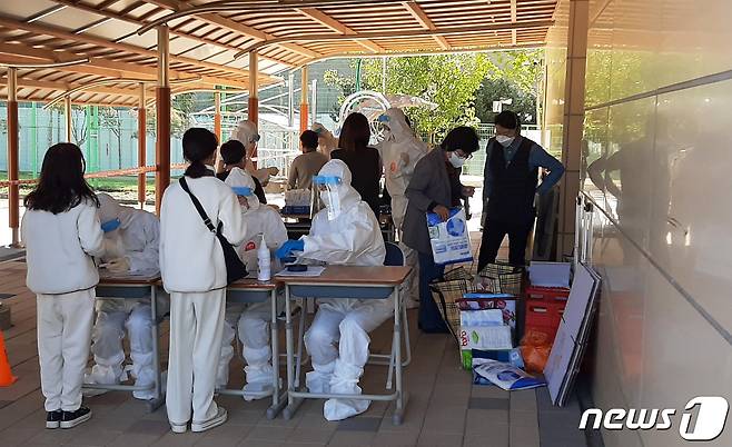 홍성군과 방역당국은 홍북읍 소재(내포신도시) A학원에 다니는 학생과 가족들을 대상으로 코로나 검사를 하고 있다.© 뉴스1