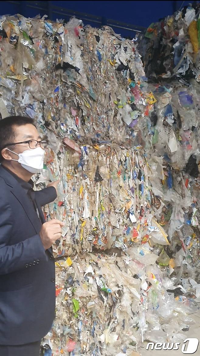 지난 18일 전범근 에코크레이션 대표가 기자에게 폐비닐 재활용 시스템을 설명하고 있다. © 뉴스1