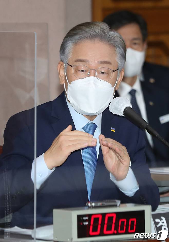 이재명 경기도지사는 19일 "국회의원 면책특권을 악용해 '아니면 말고' 식 허위 날조 주장을 펴고 한 사람의 인격을 말살하는 것은 의정활동이 아니라 범죄행위"라고 밝혔다./뉴스1 © News1 김영운 기자