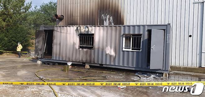 청양군 화성면 장계리 화성농공단지 내 화재로 소실된 컨테이너.(사진=청양소방서 제공)© 뉴스1
