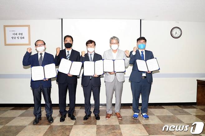 내년 지방선거 앞두고 전북 정읍시장 출마예정자들이 환경오염과 직결되는 불법 선거 현수막을 걸지 않기로 합의했다.   © 뉴스1