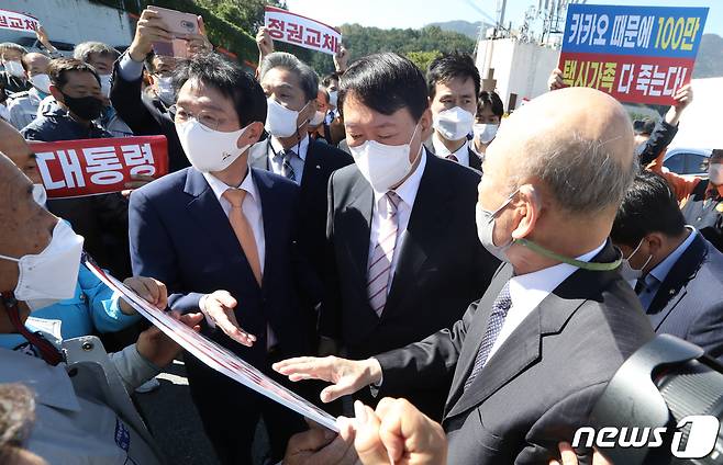 윤석열 국민의힘 대선경선 후보가 19일 오후 부산 연제구 부산개인택시조합을 방문해 인사를 나누고 있다. 2021.10.19/뉴스1 © News1 여주연 기자