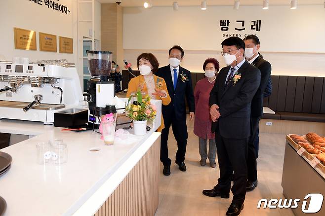김종효 광주시 행정부시장이 19일 오전 동구 제봉로에 있는 청년자립지원사업인 '빵그레 2호점' 개점식에 참석해 참석자들과 함께 축하케이크를 절단한 후 매장을 둘러보고 있다.(광주시 제공)2021.10.19/뉴스1 © News1