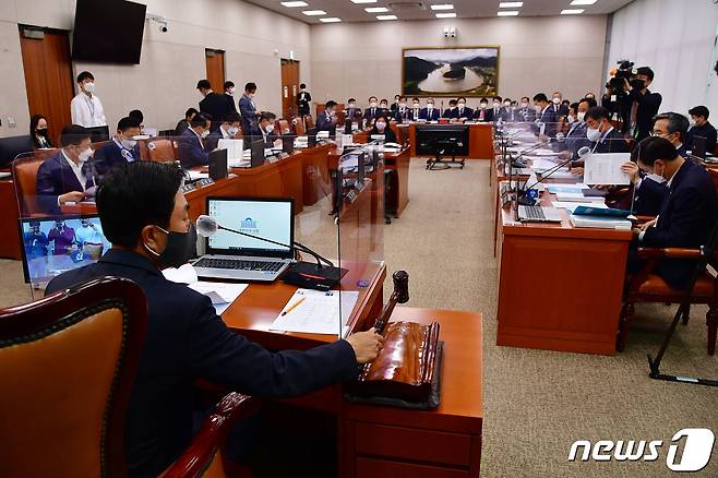 19일 국회에서 농해수위 한국수산업협동조합중앙회, 수협은행 등에 대한 국정감사가 열리고 있다. 2021.10.19/뉴스1 © News1 ,오대일 기자