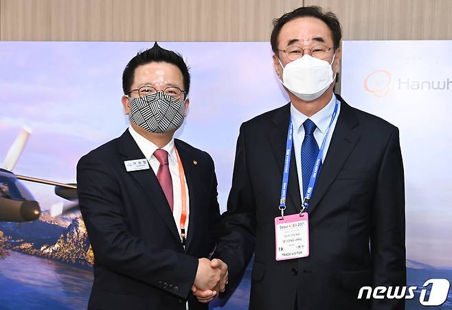 장세용 구미시장(오른쪽)이 19일 서울공항에서 열린 국내 최대 항공우주 및 방위산업 전시회 '서울 ADEX 2021'에 참석해 어성철 한화시스템 대표와 악수를 나누고 있다. (구미시 제공) 2021.10.19 /뉴스1 © News1 정우용 기자