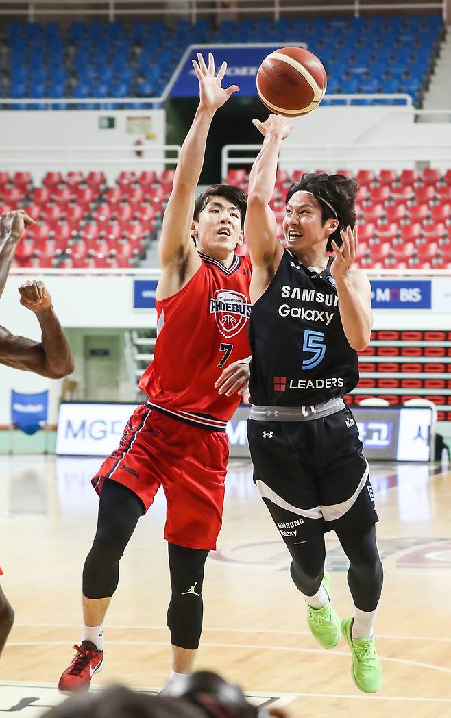 서울 삼성 김시래가 19일 울산동천체육관에서 열린 울산 현대모비스와 경기에서 드리블을 하고 있다.(KBL 제공)© 뉴스1