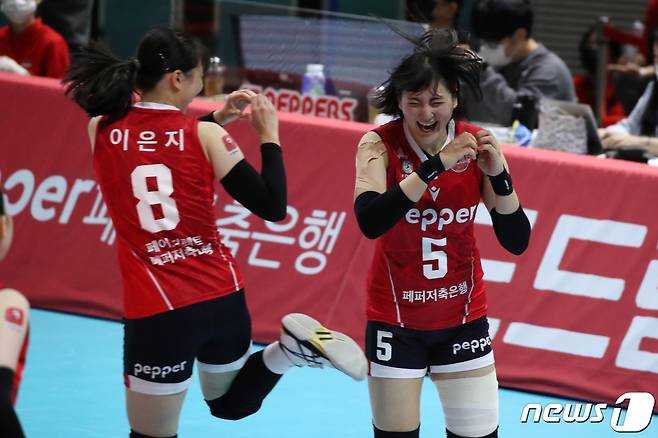 19일 오후 광주 서구 화정동 염주종합체육관에서 열린 프로배구 '2021-22시즌 도드람 V리그' 여자부 페퍼저축은행과 KGC인삼공사의 경기에서 페퍼저축은행 최가은·이은지가 득점 후 하트 세리머니를 하고 있다. 2021.10.19/뉴스1 © News1 황희규 기자