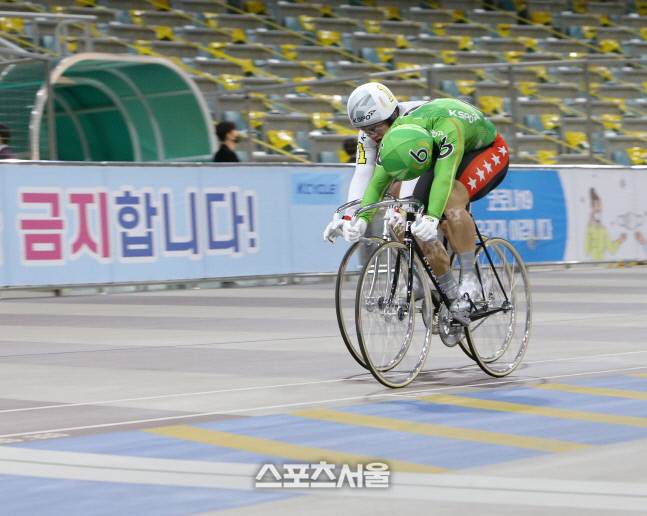 임채빈이 경륜개장 27주년 기념 대상경륜 특선결승에서 가장 먼저 결승선을 통과하고 있다.&nbsp; 제공 | 국민체육진흥공단