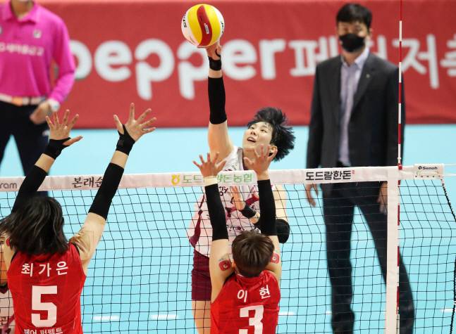 이영택 KGC인삼공사 감독이 이소영의 공격을 지켜보고 있다. 광주 | 연합뉴스