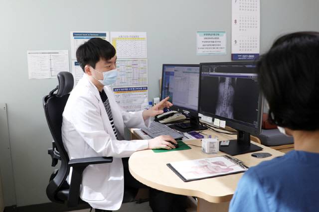 김하일 교수의 진료 모습.