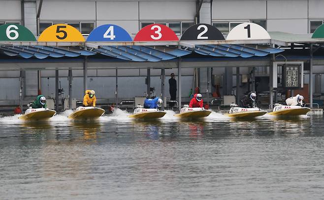 미사리경정장에서 선수들이 출발신호와 함께 온라인스타트로 계류장을 출발하고 있다. 사진제공=건전홍보팀