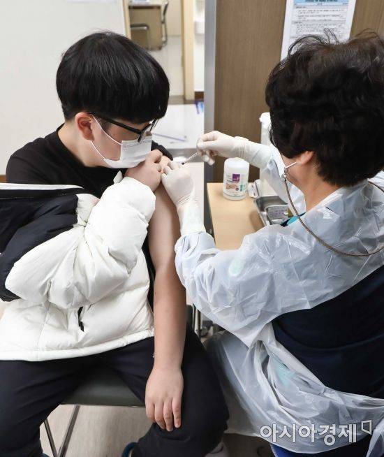 18일 오전 서울시 양천구 홍익병원에서 16∼17세 청소년이 신종 코로나바이러스 감염증(코로나 19) 백신접종을 받고 있다./사진공동취재단