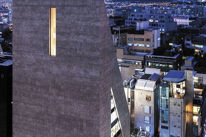 송은문화재단 신사옥을 확대한 모습. 프리츠커상을 받은 스위스 건축가 듀오‘헤르조그 앤드 드 뫼롱’의 국내 첫 작품이다. 법규의 제약을 적극적으로 역이용한 결과 주변의 건물들과 차별화되는 날카로운 사선 디자인이 도출됐다. /ⓒIwan Baan, 송은문화재단 제공