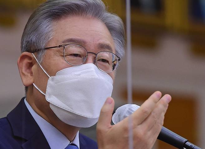 더불어민주당 대선 후보인 이재명 경기지사가 18일 경기도청에서 열린 국회 행정안전위원회의 경기도에 대한 국정감사에서 의원 질의에 답하고 있다./국회사진기자단