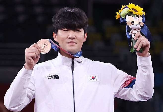 인교돈이 지난 7월 27일 일본 마쿠하리 메세홀에서 열린 도쿄올림픽 남자 태권도 80㎏ 초과급 시상식에서 동메달을 목에 걸고 기념촬영을 하고 있다. /연합뉴스