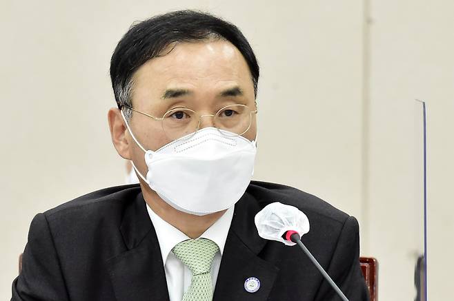 차정인 부산대 총장이 19일 서울 여의도 국회에서 열린 국회 교육위원회, 경북대(경북대병원 포함)ㆍ부산대(부산대병원 포함) 등 2021년도 국정감사에 출석, 질의에 답변하고 있다. /연합뉴스