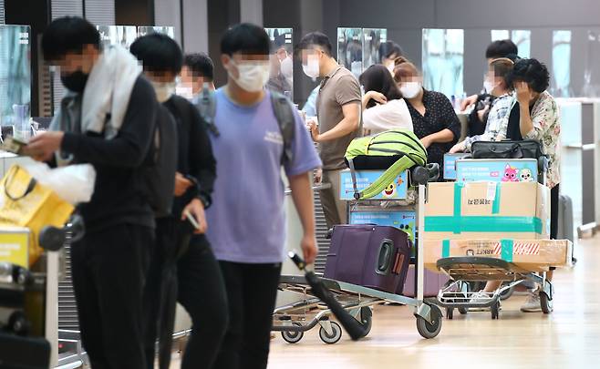 해외여행을 떠나는 여행객들이 다시 늘어나는 가운데, 지난 4일 인천국제공항 제2여객터미널 체크인 카운터에서 탑승객들이 수속을 밟고 있다. /연합뉴스