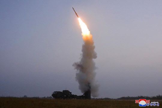 북한이 지난달 30일 신형 반항공미사일을 시험발사했다고 밝혔다.   연합뉴스