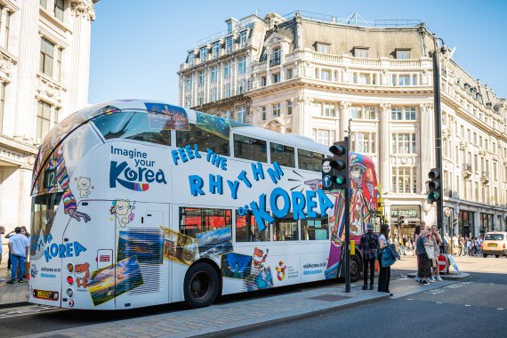 런던 리젠트 스트리트에서 'Feel the Rhythm of Korea' 래핑 2층 버스가 지나가고 있다 /사진=한국관광공사