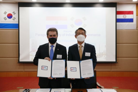 박건수 한국산업기술대학교 총장과 루이스 엘베르토 카스틸리오니 파라과이 산업부 장관은 19일 산기대에서 과학기술정보 교류 및 엔지니어 양성 교육 프로그램 운영 등을 내용으로 한 양해각서(MOU)를 체결했다.